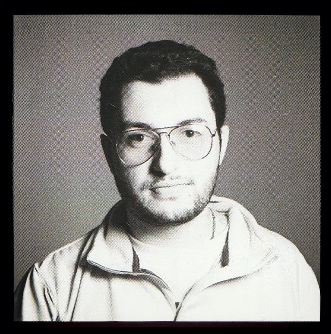 portrait en noir et blanc de Giovani avec des lunettes